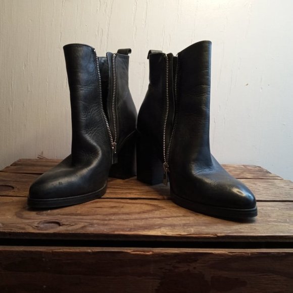 Steve Madden Tishaa Black Leather Booties with Heel Size 7.5 - Picture 3 of 6